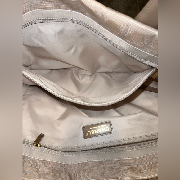 CHANEL BEIGE TOTE IN EXCELLENT CONDITION - Picture 3 of 9